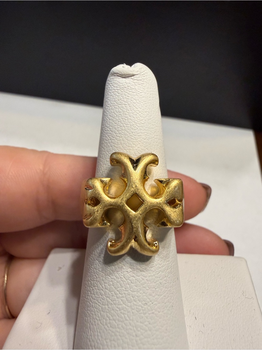 Tory Burch Roxanne Double T Ring Size 7 Gold Iconic Bestseller Hammered  Matte